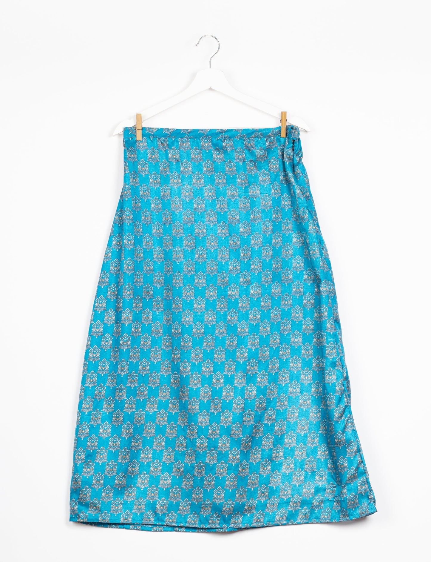 Sustainable A LINE SKIRT, a high-fashion choice for conscious individuals. Fitted at the waist, ankle-length, and ethically crafted for eco-friendly style.