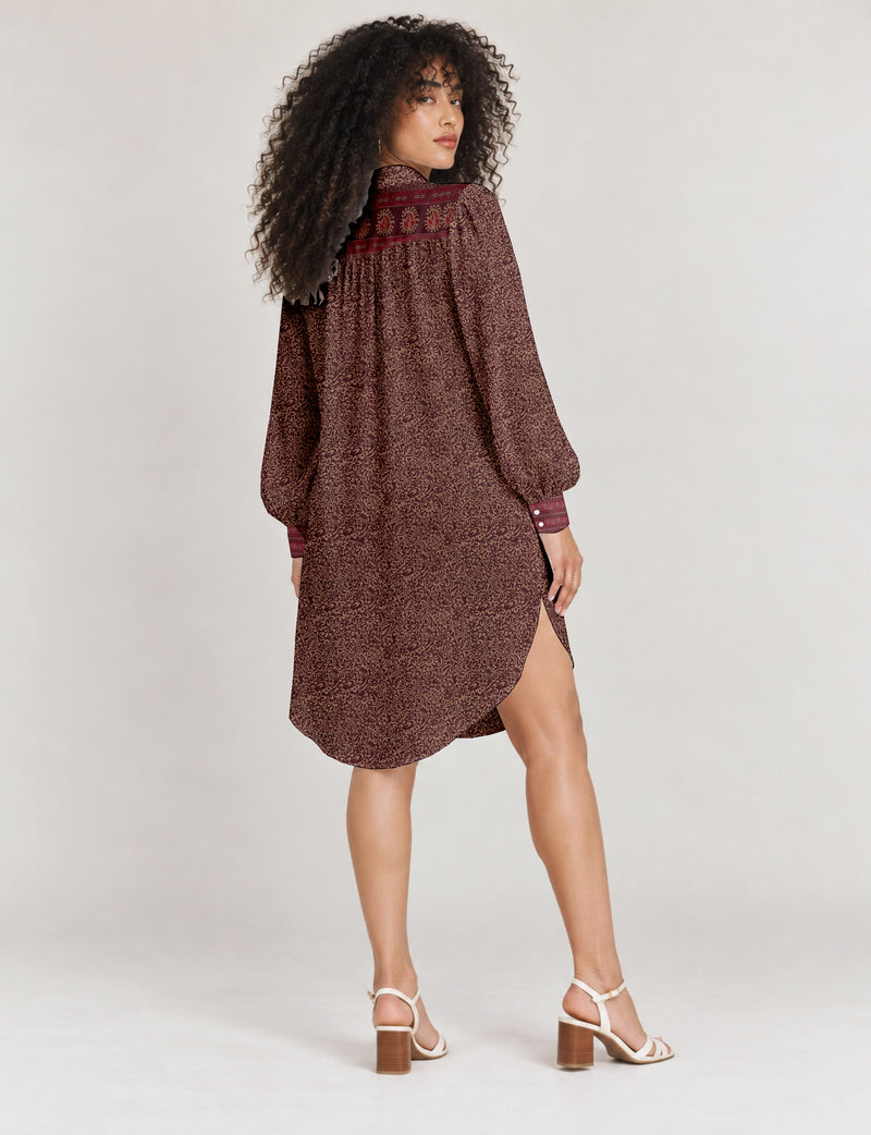 High low shirt with a relaxed fit, button-down front, classic collar, gathered shoulders and full-length blouson sleeves.