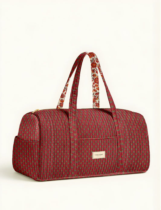 Quilted travel barrel bag with spacious interior and dual handles
Stylish quilted barrel handbag for daily use and short trips
Quilted barrel duffle-style bag with zip closure and inner pouch
I was a Sari quilted barrel bag front view showing structured shape
Quilted barrel bag side view highlighting size and handle drop
Open quilted barrel bag showing spacious interior and pouch