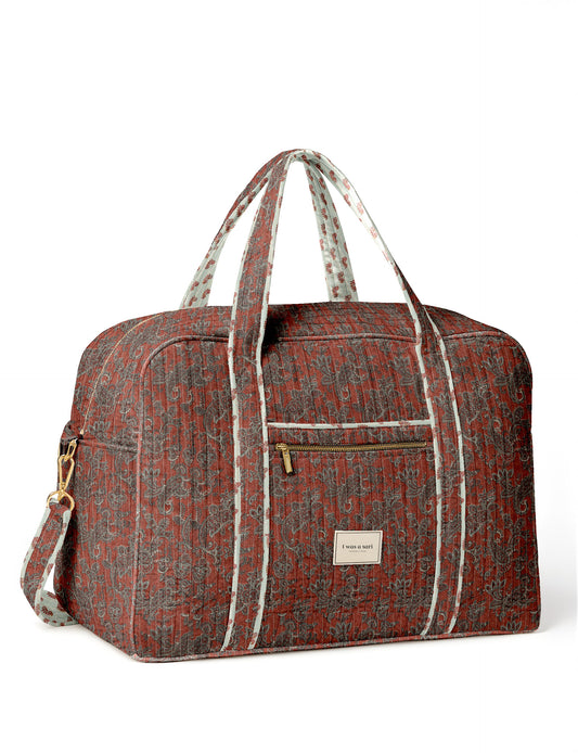 Quilted travel duffle bag with spacious main compartment and zip closure
Stylish quilted duffle bag with dual handles and shoulder strap
Quilted gym and travel bag for everyday use and short trips
I was a Sari quilted duffle bag front view showing structured design
Quilted duffle bag side view with detachable shoulder strap
Open quilted duffle bag showing large storage space inside