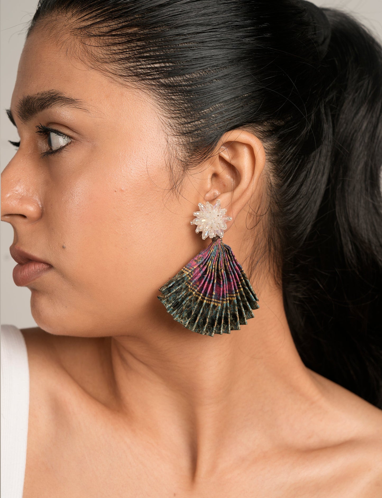 Adorn yourself sustainably with our PLEATED EARRINGS – classic wonders made of Indian saris, now featuring a floret stud at the top. A blend of ethical clothing, green fashion, and slow fashion, these earrings add a touch of class to consciousness, nodding to circular fashion techniques. Fastened with hypoallergy tested metal hooks, nickel, and lead-free for a conscious and stylish accessory.