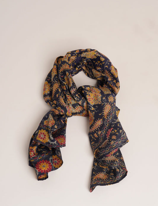 Chic and eco-friendly FOULARD square scarves, perfect for dressing up any outfit. Versatile styling around the head or neck for sunny days outdoors and evenings indoors, in warm and cooler climes. Ethical, eco-friendly, and stylish accessories to elevate your sustainable fashion game.