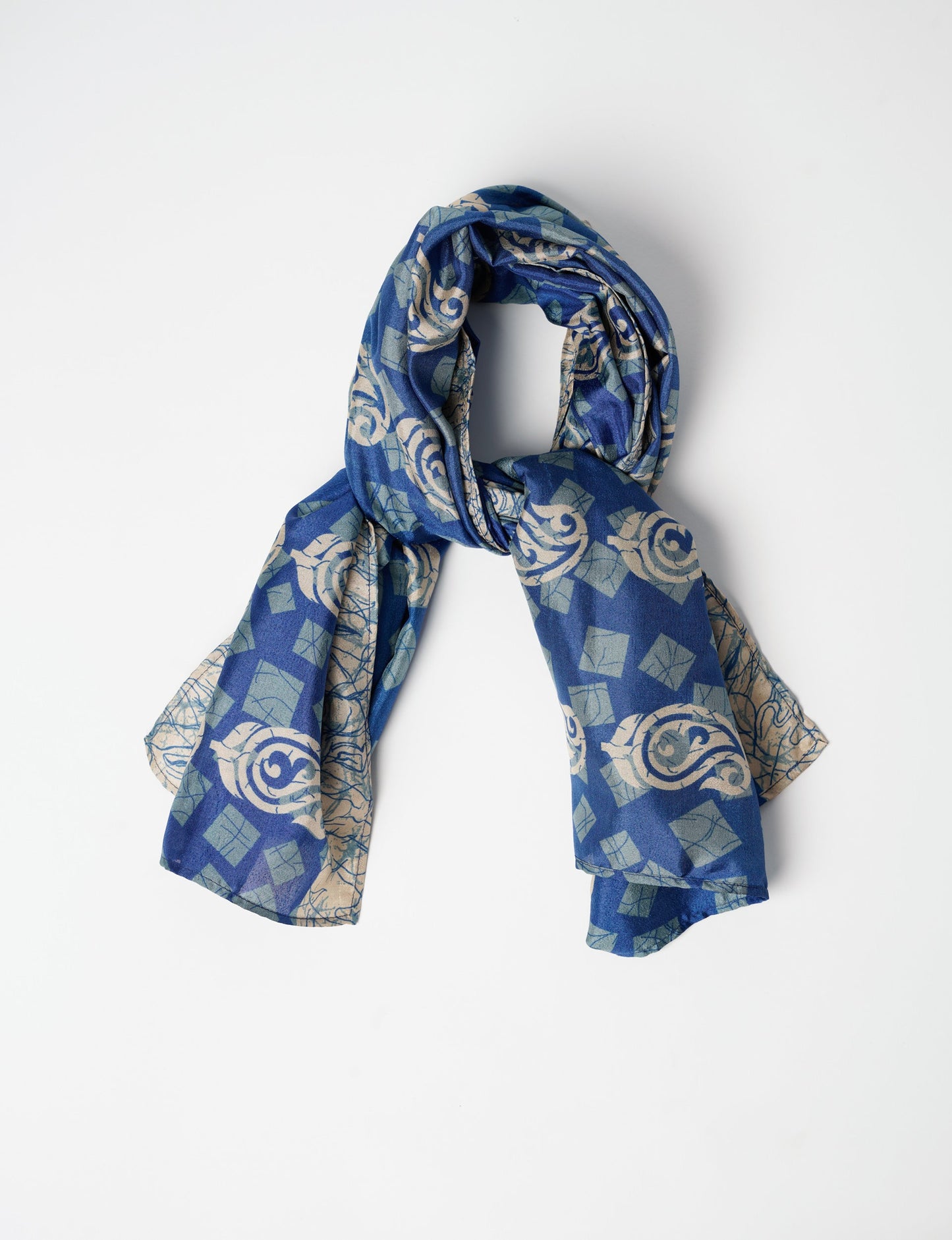 Chic and eco-friendly FOULARD square scarves, perfect for dressing up any outfit. Versatile styling around the head or neck for sunny days outdoors and evenings indoors, in warm and cooler climes. Ethical, eco-friendly, and stylish accessories to elevate your sustainable fashion game.