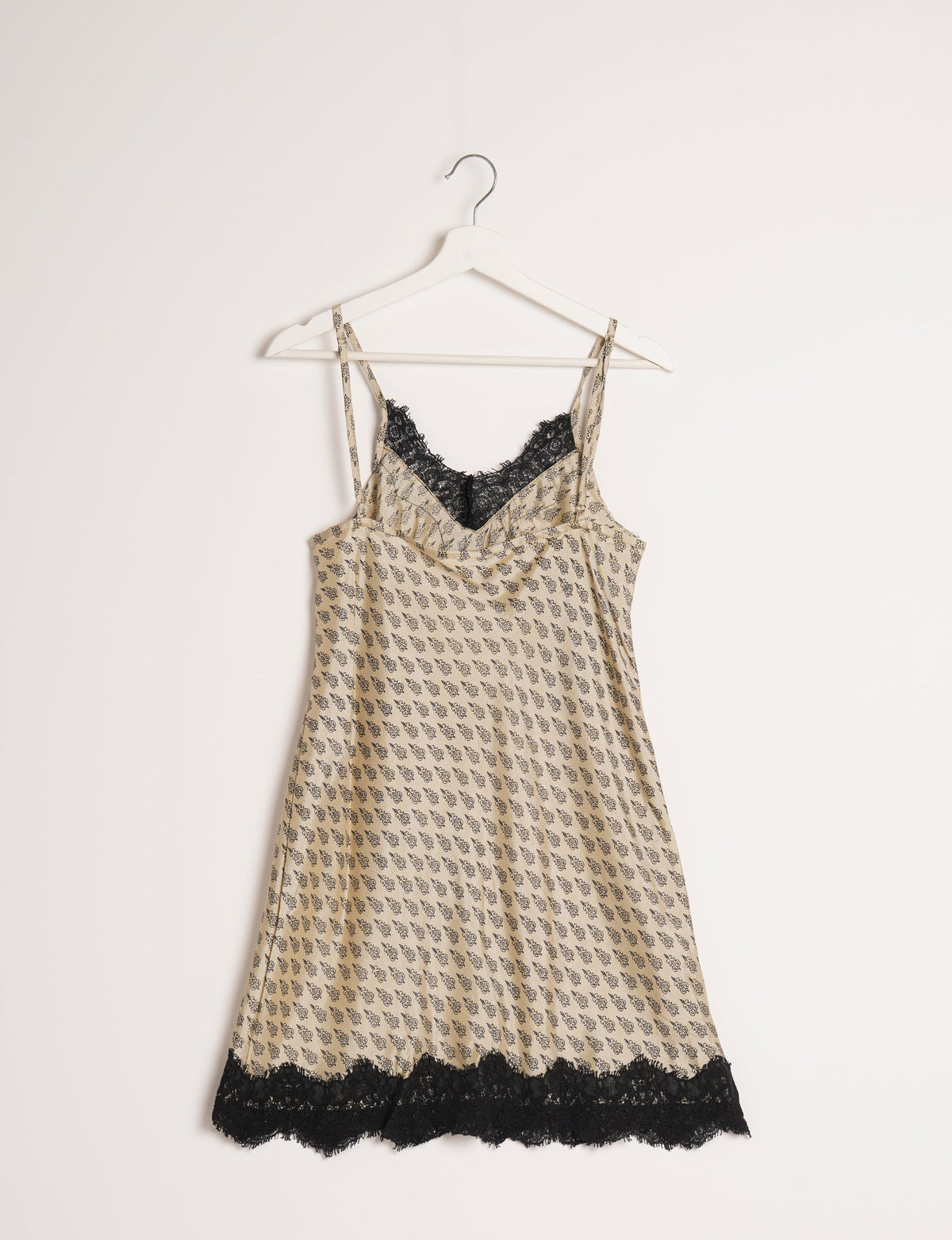 Experience nighttime luxury with our NIGHT DRESS – a true sleeping beauty crafted from upcycled sari fabric by dedicated artisans. Seamlessly combining purpose and comfort, these nightdresses offer a relaxed fit and lightweight material, ideal for sleeping, lounging, or enjoying a tranquil moment sipping coffee on your balcony.
