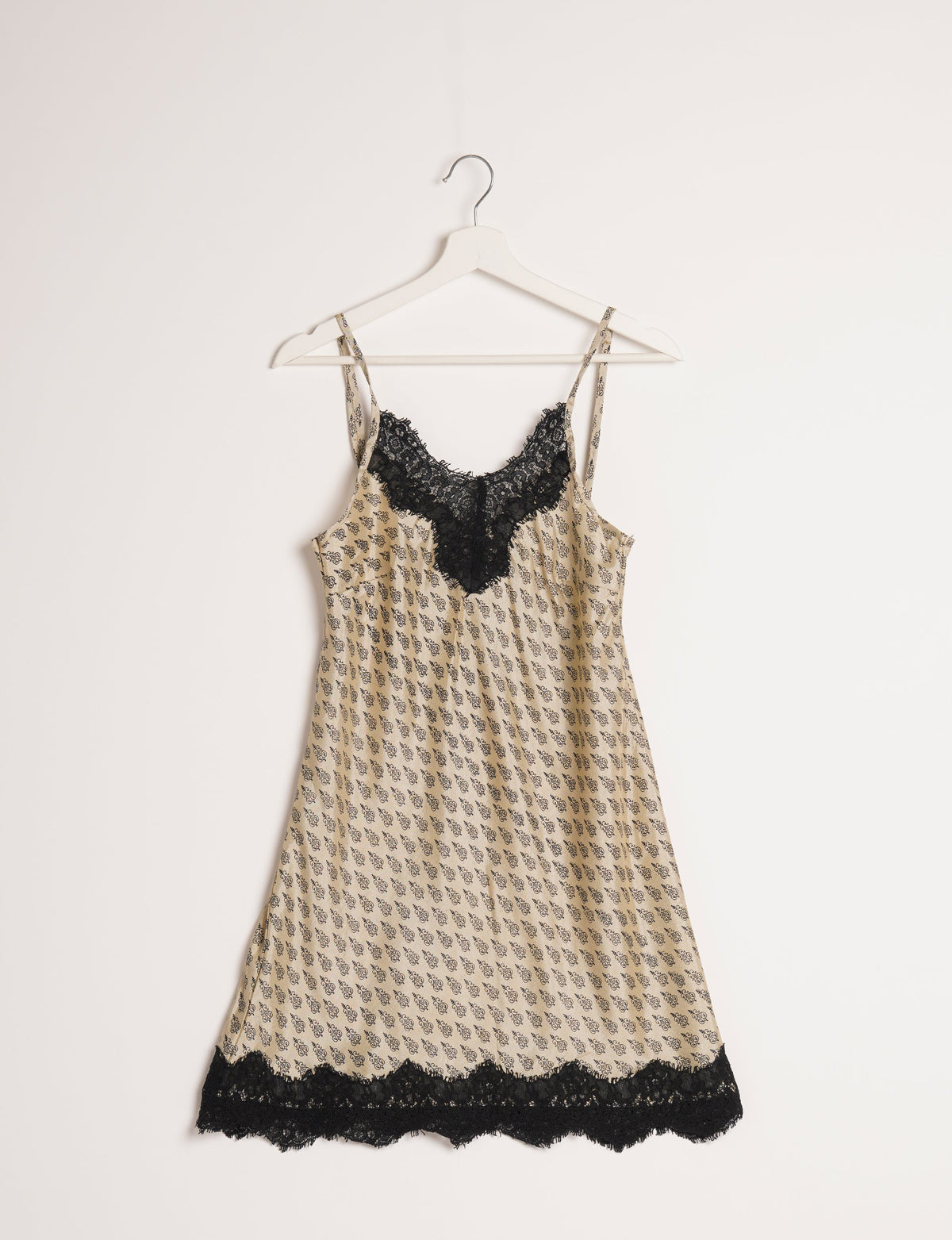 Experience nighttime luxury with our NIGHT DRESS – a true sleeping beauty crafted from upcycled sari fabric by dedicated artisans. Seamlessly combining purpose and comfort, these nightdresses offer a relaxed fit and lightweight material, ideal for sleeping, lounging, or enjoying a tranquil moment sipping coffee on your balcony.