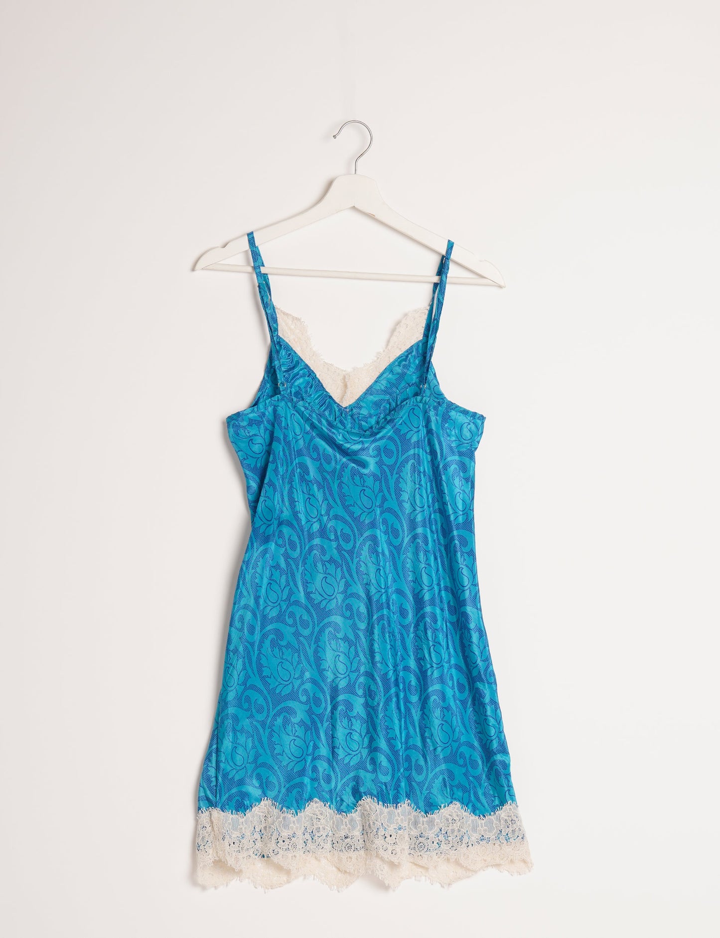 Experience nighttime luxury with our NIGHT DRESS – a true sleeping beauty crafted from upcycled sari fabric by dedicated artisans. Seamlessly combining purpose and comfort, these nightdresses offer a relaxed fit and lightweight material, ideal for sleeping, lounging, or enjoying a tranquil moment sipping coffee on your balcony.