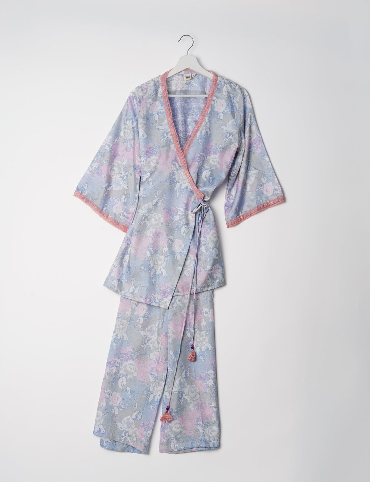 Versatile tunic set featuring lace details, made from sustainable materials. Perfect for conscious fashionistas seeking ethical wardrobe options.
