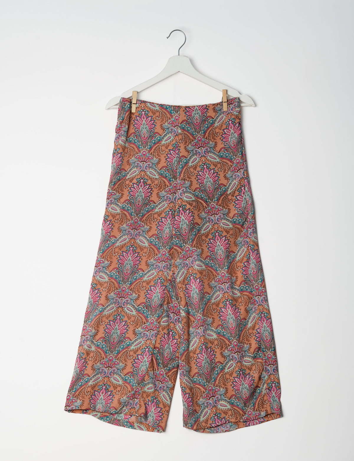 Versatile tunic set featuring lace details, made from sustainable materials. Perfect for conscious fashionistas seeking ethical wardrobe options.