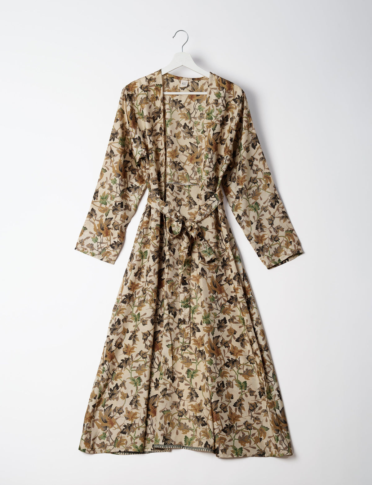 Beach robe made from upcycled saris, embodying ethical and sustainable fashion principles. Perfect for eco-conscious beachgoers and mindful living enthusiasts.