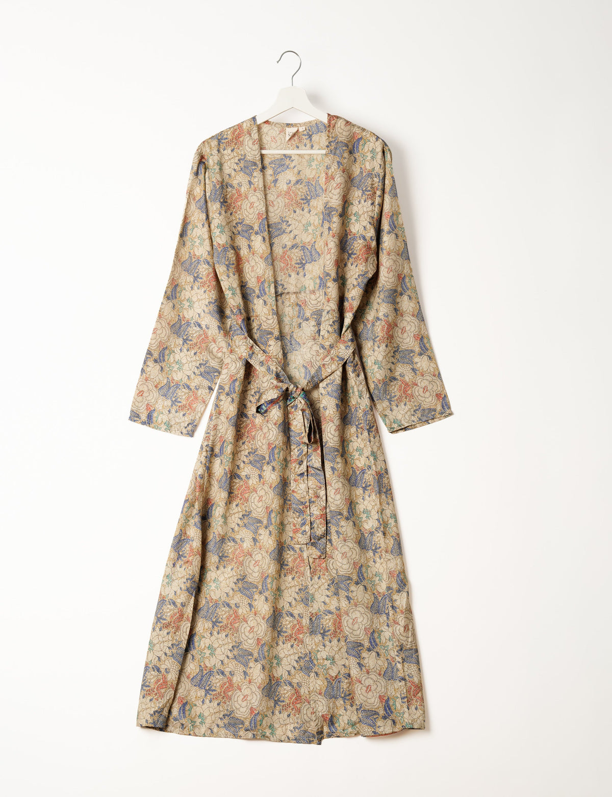 Beach robe made from upcycled saris, embodying ethical and sustainable fashion principles. Perfect for eco-conscious beachgoers and mindful living enthusiasts.