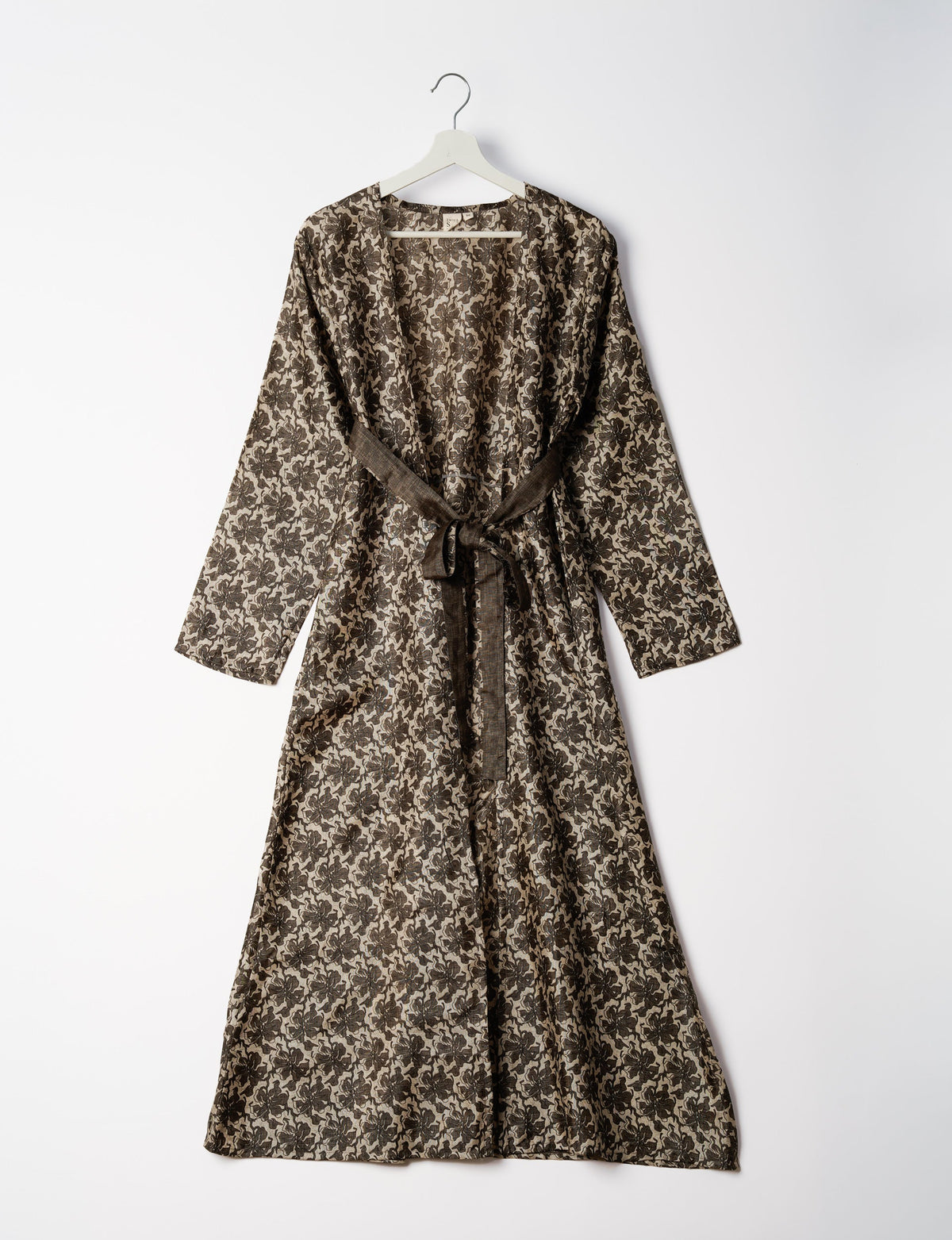 Beach robe made from upcycled saris, embodying ethical and sustainable fashion principles. Perfect for eco-conscious beachgoers and mindful living enthusiasts.