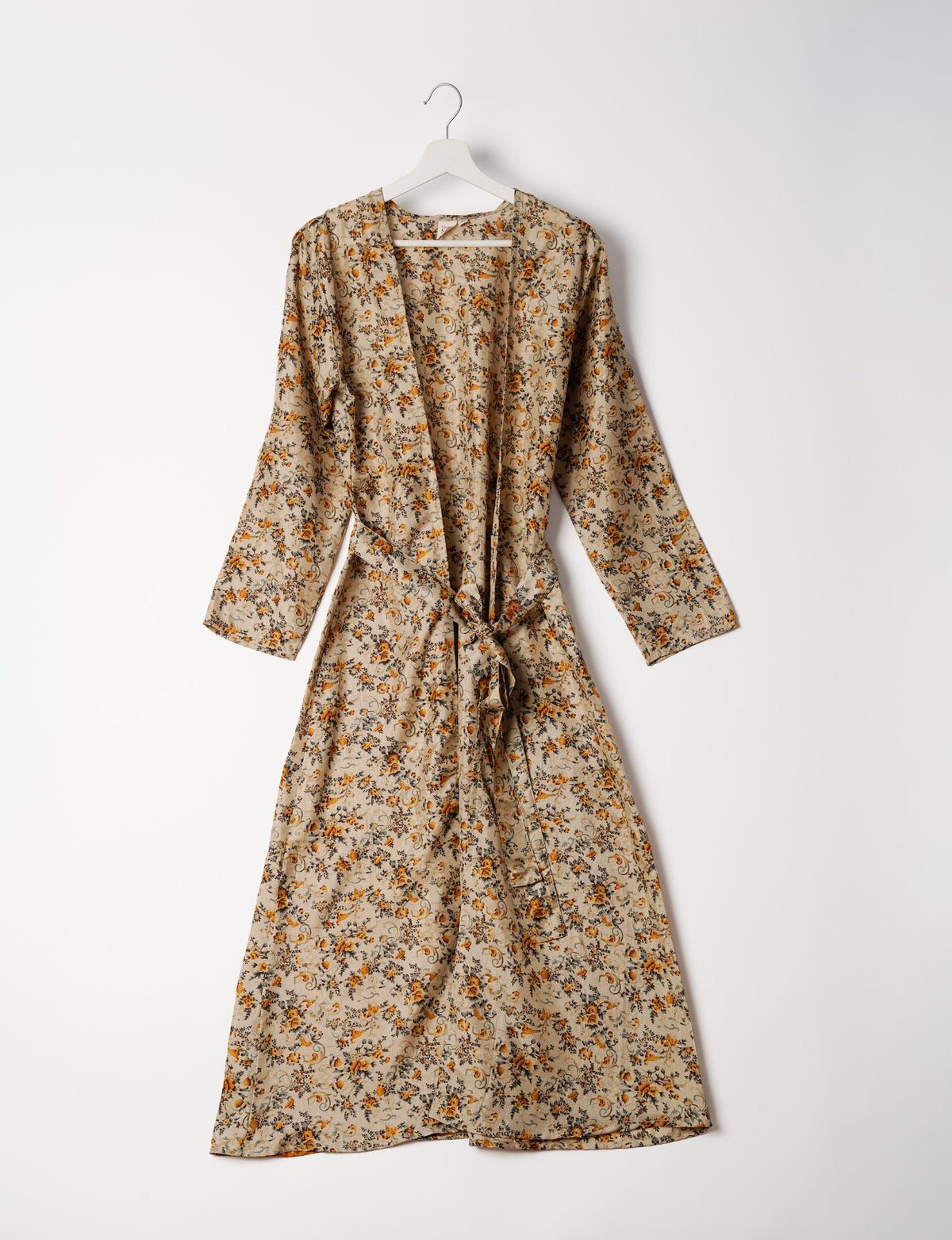 Beach robe made from upcycled saris, embodying ethical and sustainable fashion principles. Perfect for eco-conscious beachgoers and mindful living enthusiasts.