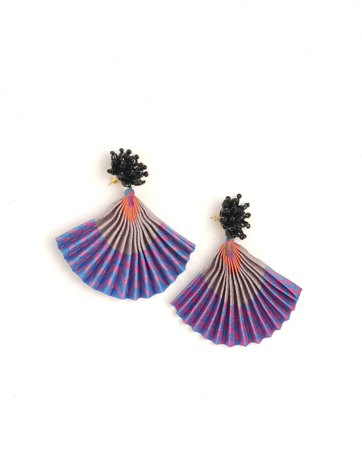 Adorn yourself sustainably with our PLEATED EARRINGS – classic wonders made of Indian saris, now featuring a floret stud at the top. A blend of ethical clothing, green fashion, and slow fashion, these earrings add a touch of class to consciousness, nodding to circular fashion techniques. Fastened with hypoallergy tested metal hooks, nickel, and lead-free for a conscious and stylish accessory.