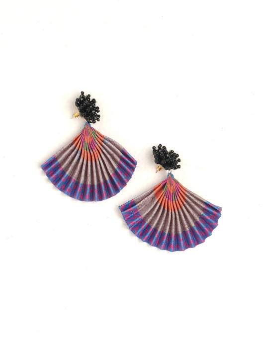 Adorn yourself sustainably with our PLEATED EARRINGS – classic wonders made of Indian saris, now featuring a floret stud at the top. A blend of ethical clothing, green fashion, and slow fashion, these earrings add a touch of class to consciousness, nodding to circular fashion techniques. Fastened with hypoallergy tested metal hooks, nickel, and lead-free for a conscious and stylish accessory.