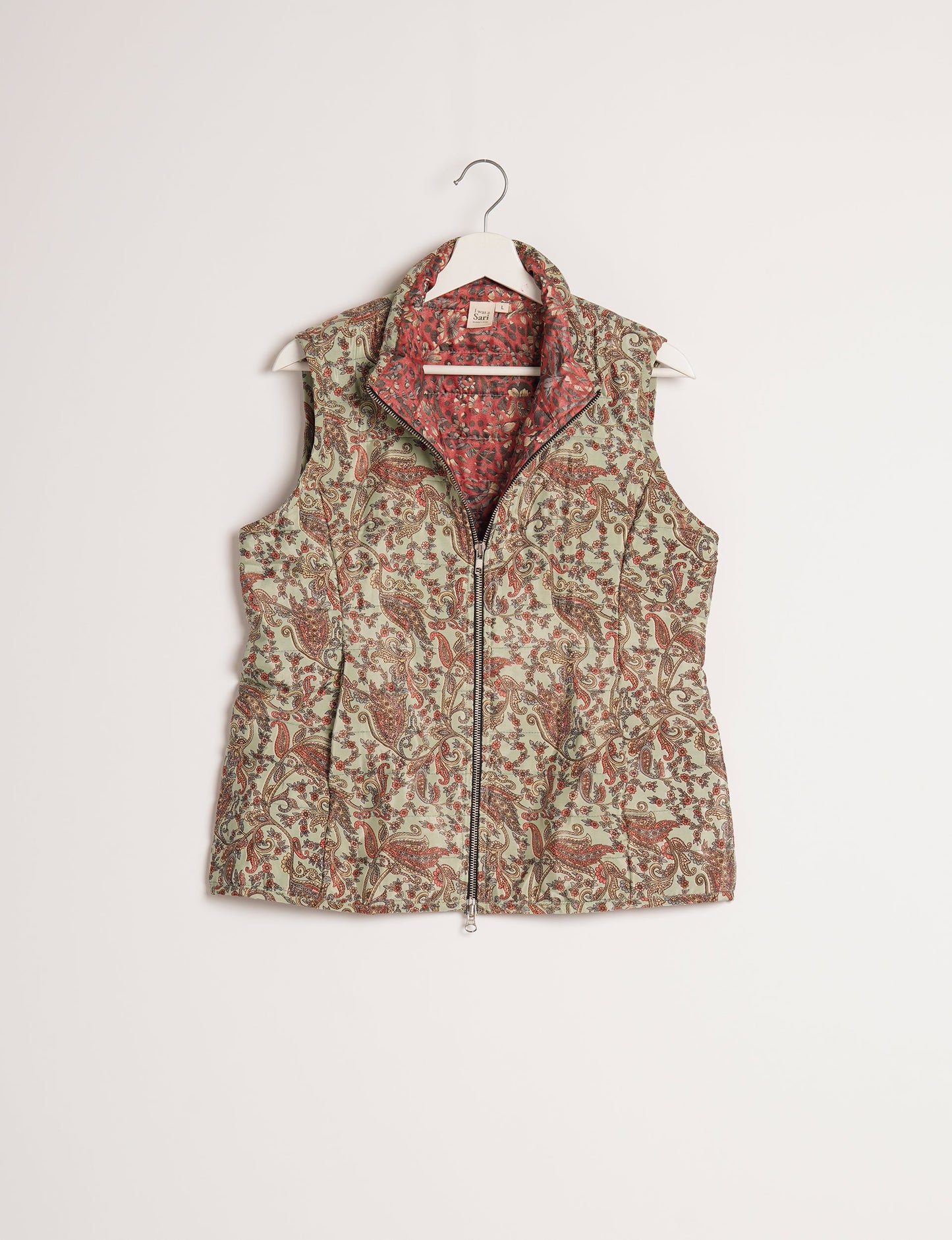 Elevate your style with our QUILTED GILET, crafted from upcycled tropical saris. This sleeveless jacket, with its quilted warmth, is perfect for layering over tees or sweaters. Choose ethical, green fashion and experience the comfort of sustainable living with a touch of home.