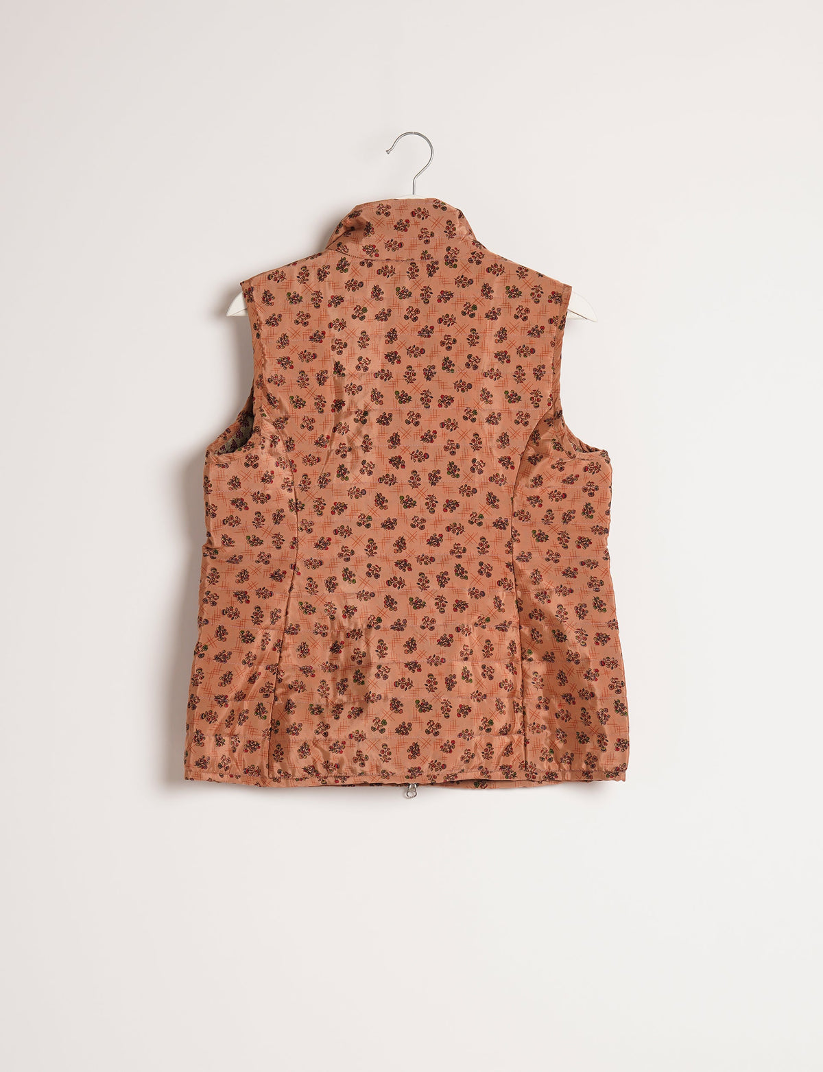 Elevate your style with our QUILTED GILET, crafted from upcycled tropical saris. This sleeveless jacket, with its quilted warmth, is perfect for layering over tees or sweaters. Choose ethical, green fashion and experience the comfort of sustainable living with a touch of home.