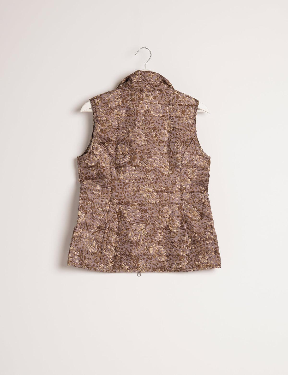 Elevate your style with our QUILTED GILET, crafted from upcycled tropical saris. This sleeveless jacket, with its quilted warmth, is perfect for layering over tees or sweaters. Choose ethical, green fashion and experience the comfort of sustainable living with a touch of home.