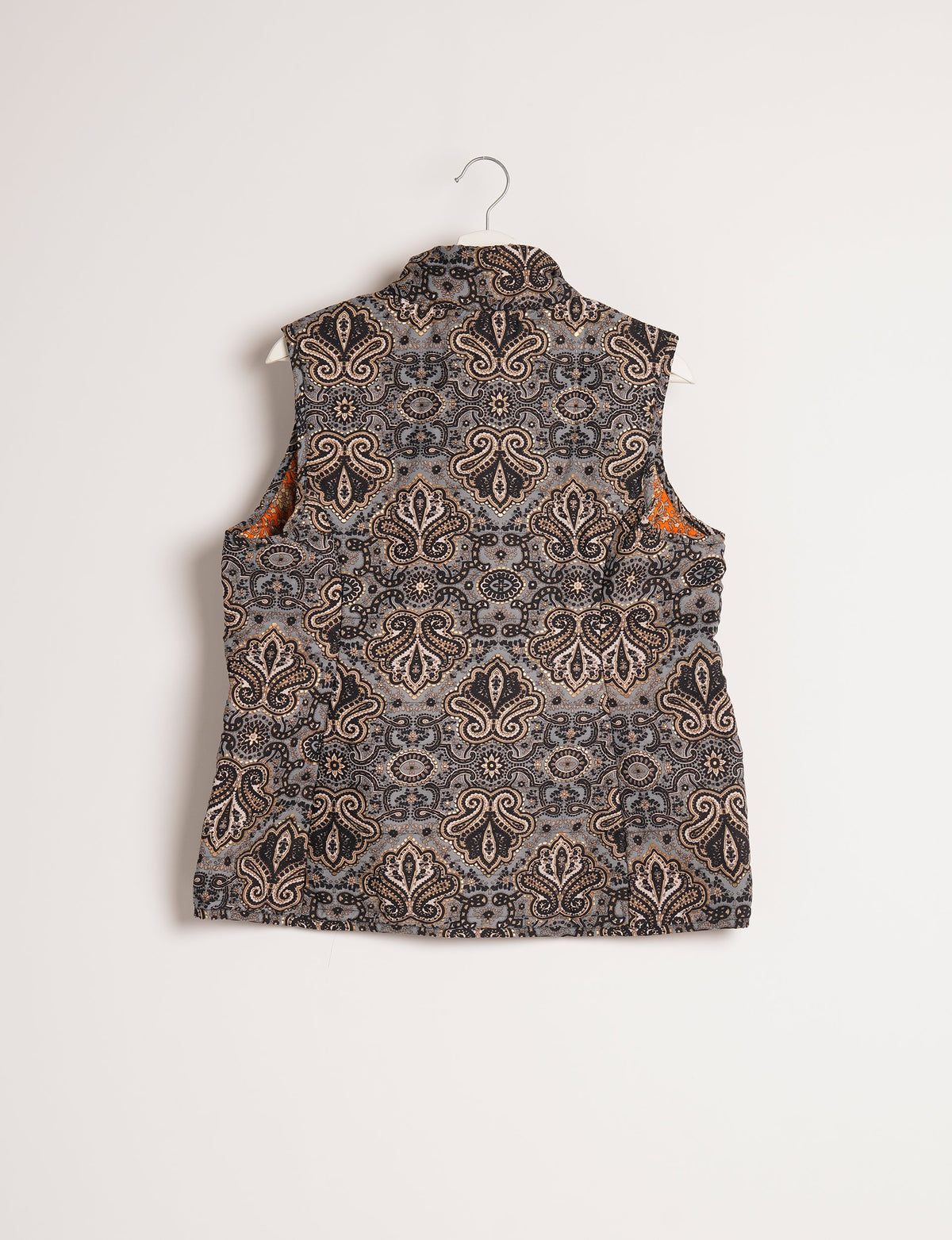Elevate your style with our QUILTED GILET, crafted from upcycled tropical saris. This sleeveless jacket, with its quilted warmth, is perfect for layering over tees or sweaters. Choose ethical, green fashion and experience the comfort of sustainable living with a touch of home.