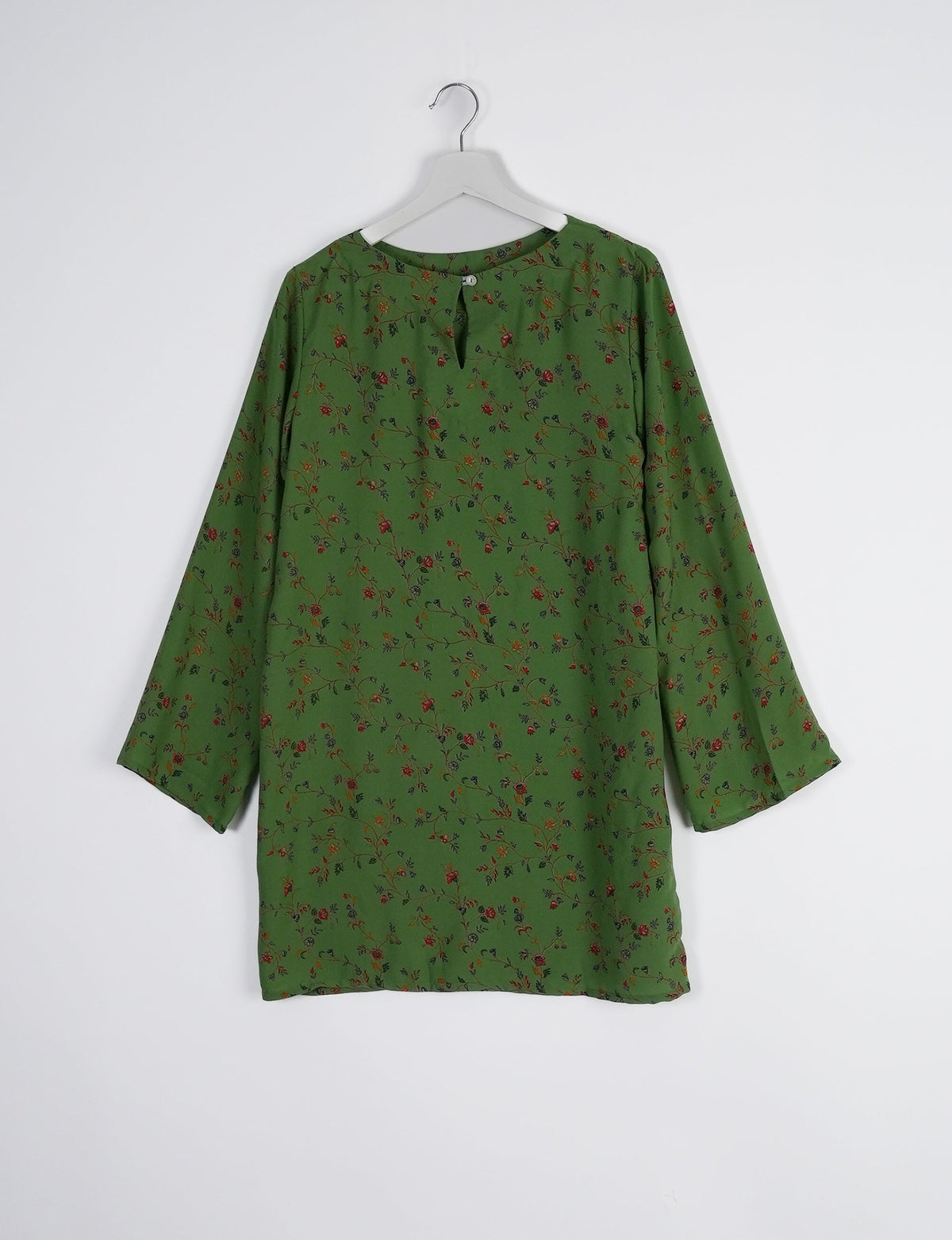 Chic and conscious, our A-line mini swing dress is a must-have in sustainable fashion. Adorned with flared sleeves, a keyhole back opening, and a mother of pearl button with twill tape loop. This zero waste, upcycled garment reflects the essence of eco-friendly and ethical clothing.