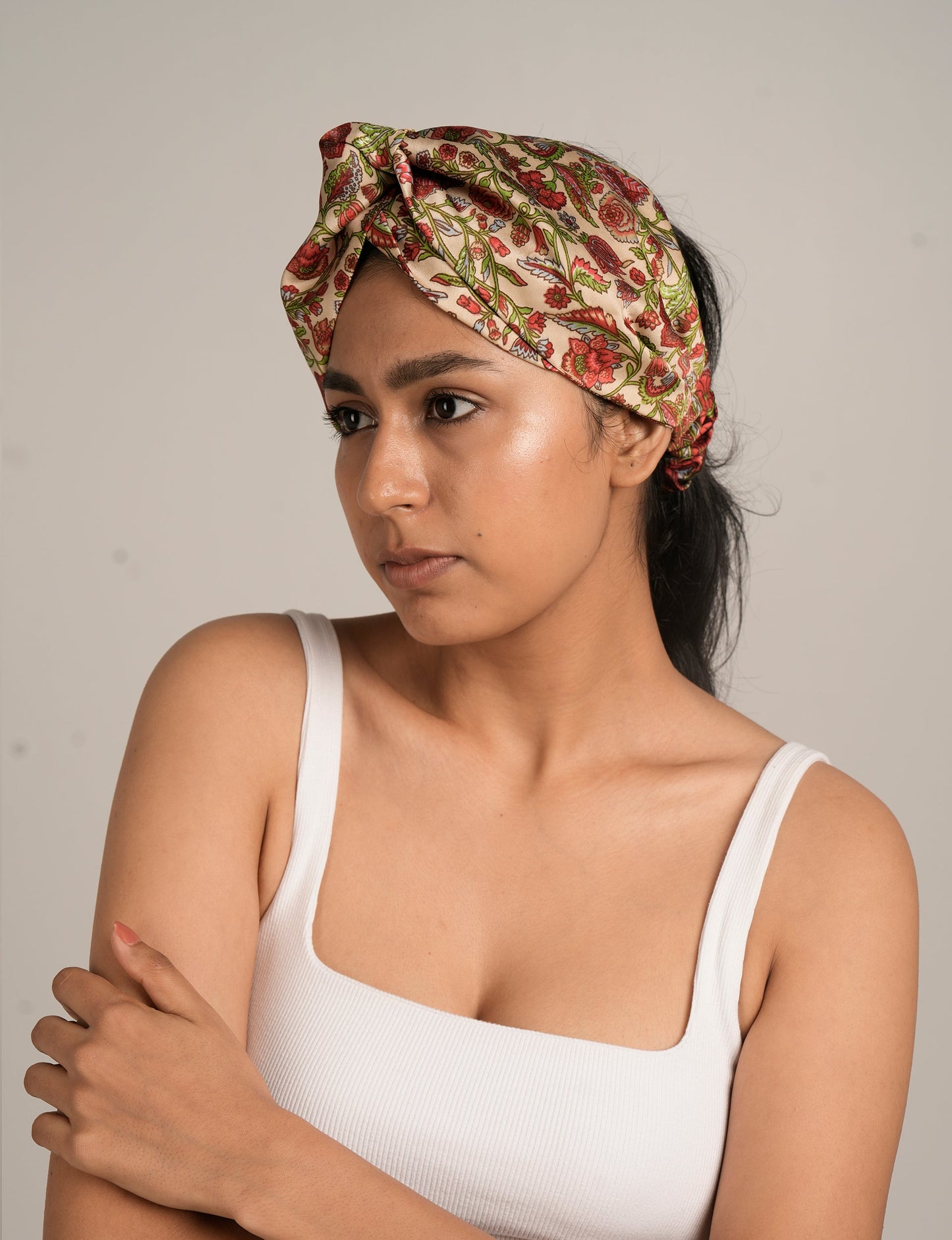 Elevate your style with our LIGHT TURBAN – the perfect finishing touch featuring contrasting vibrant prints from traditional Indian saris. Hand-sewn with care, these turbans give a second life to upcycled saris, transforming lives and supporting fair wages for our craftswomen. Embrace fashion with purpose.